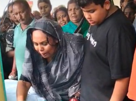 पार्थिव शरीर देखकर रोती हुई पत्नी