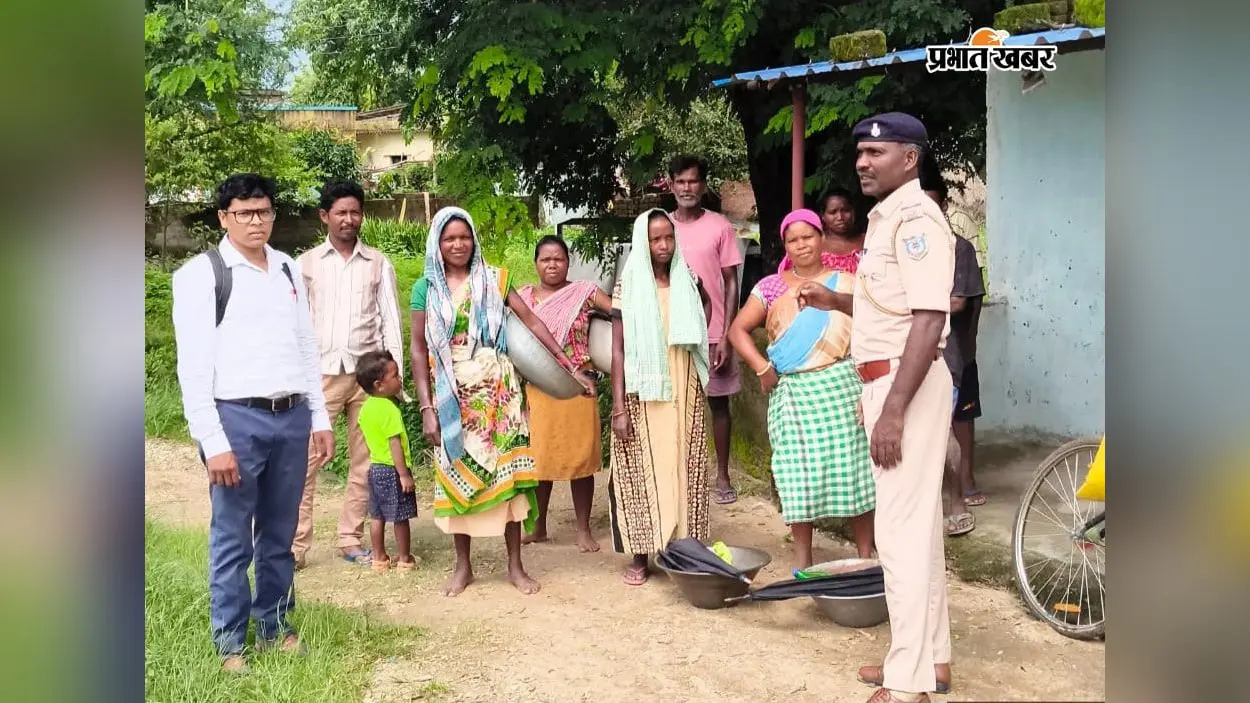सिमडेगा में 'मोर पुलिस मोय पुलिस' अभियान, गांव-गांव पहुंचकर लोगों को किया जागरूक