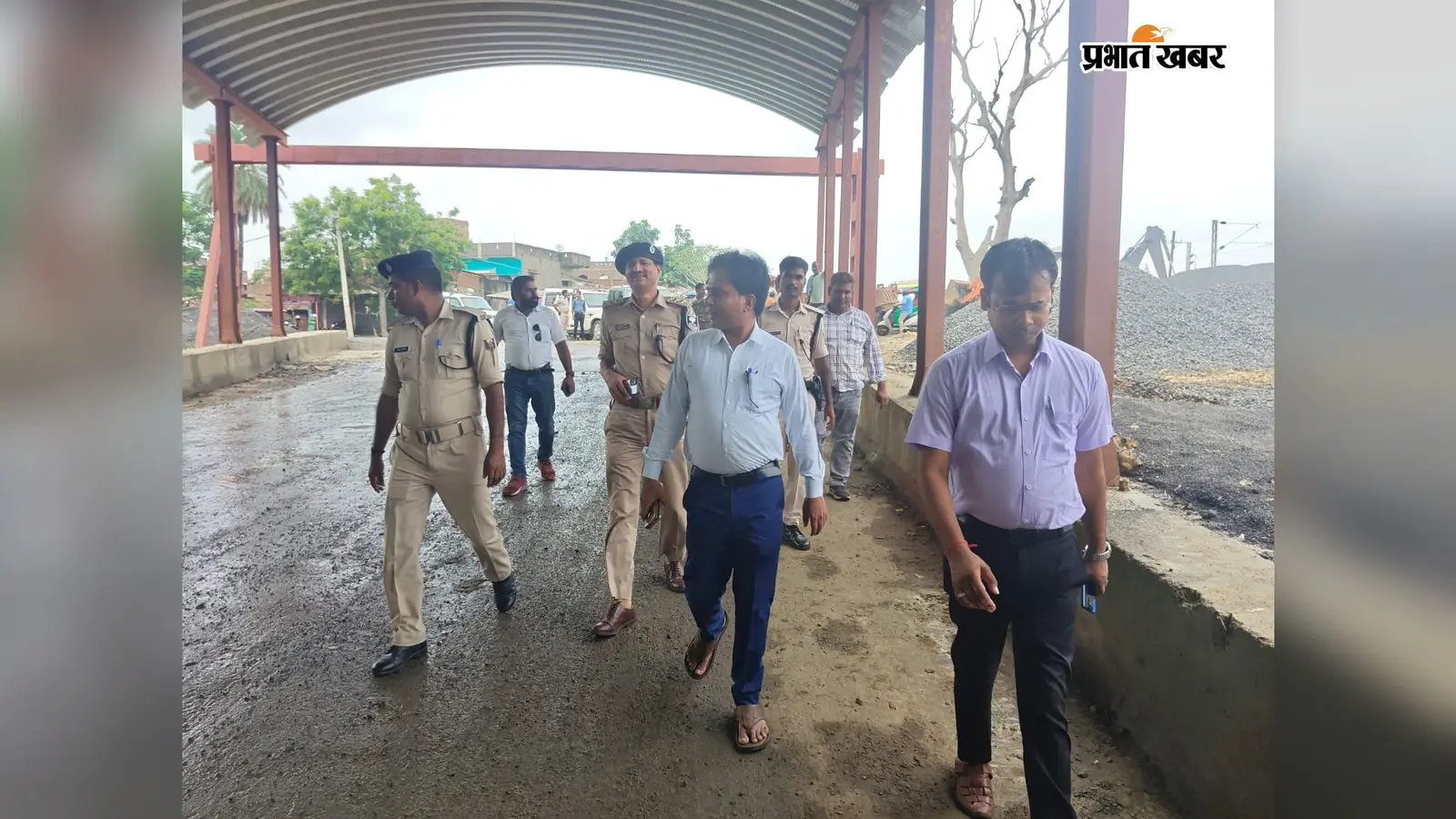 चार फीट पानी, जान जोखिम में डालकर ट्रैक पार कर लोग,पंजवारा रेलवे अंडरपास का एसडीएम ने किया निरीक्षण, रेल मंत्रालय को भेजा जाएगा प्रस्ताव