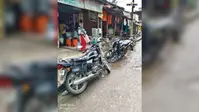 अररिया में खाद के लिए किसानों की लंबी कतार, 266 रुपये यूरिया 450 रुपये में खरीद रहे किसान,खाद की कालाबाजारी पर सवाल