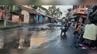 कटिहार के सोनैली में बुद्धू चौक के पास सड़क बनी खतरे का रास्ता, पानी से भरे गड्ढों में फंस रहे वाहन