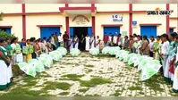किशोर-किशोरियों के बीच छाता और फाइल फोल्डर बैग का वितरण