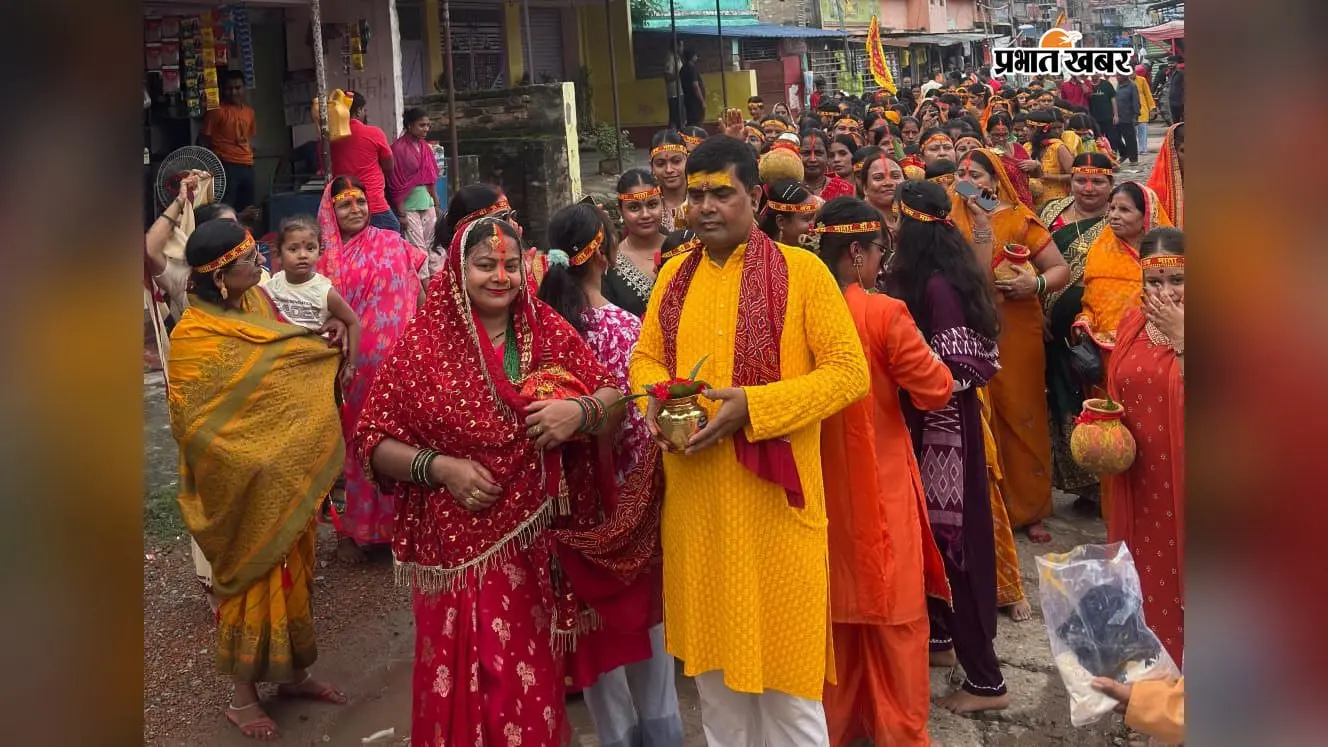 बेतिया: नीमिया माई स्थान मंदिर में 201 महिलाओं ने निकाली भव्य कलश शोभायात्रा, शिवलिंग प्राण-प्रतिष्ठा महोत्सव शुरू