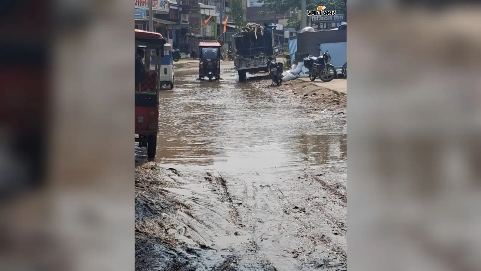 बारिश में बिथान बाजार बना तालाब, जलजमाव और गड्ढों से लोगों का चलना हुआ मुश्किल