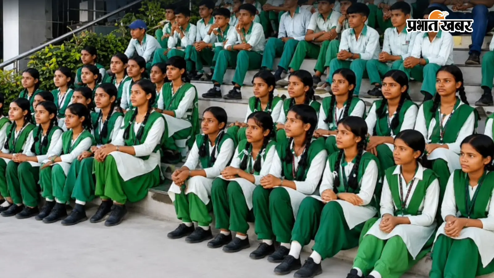'शिक्षक दो, शिक्षा बचाओ', मास्टर की मांग को लेकर डीसी कार्यालय की सीढ़ियों पर बैठे स्कूली छात्र