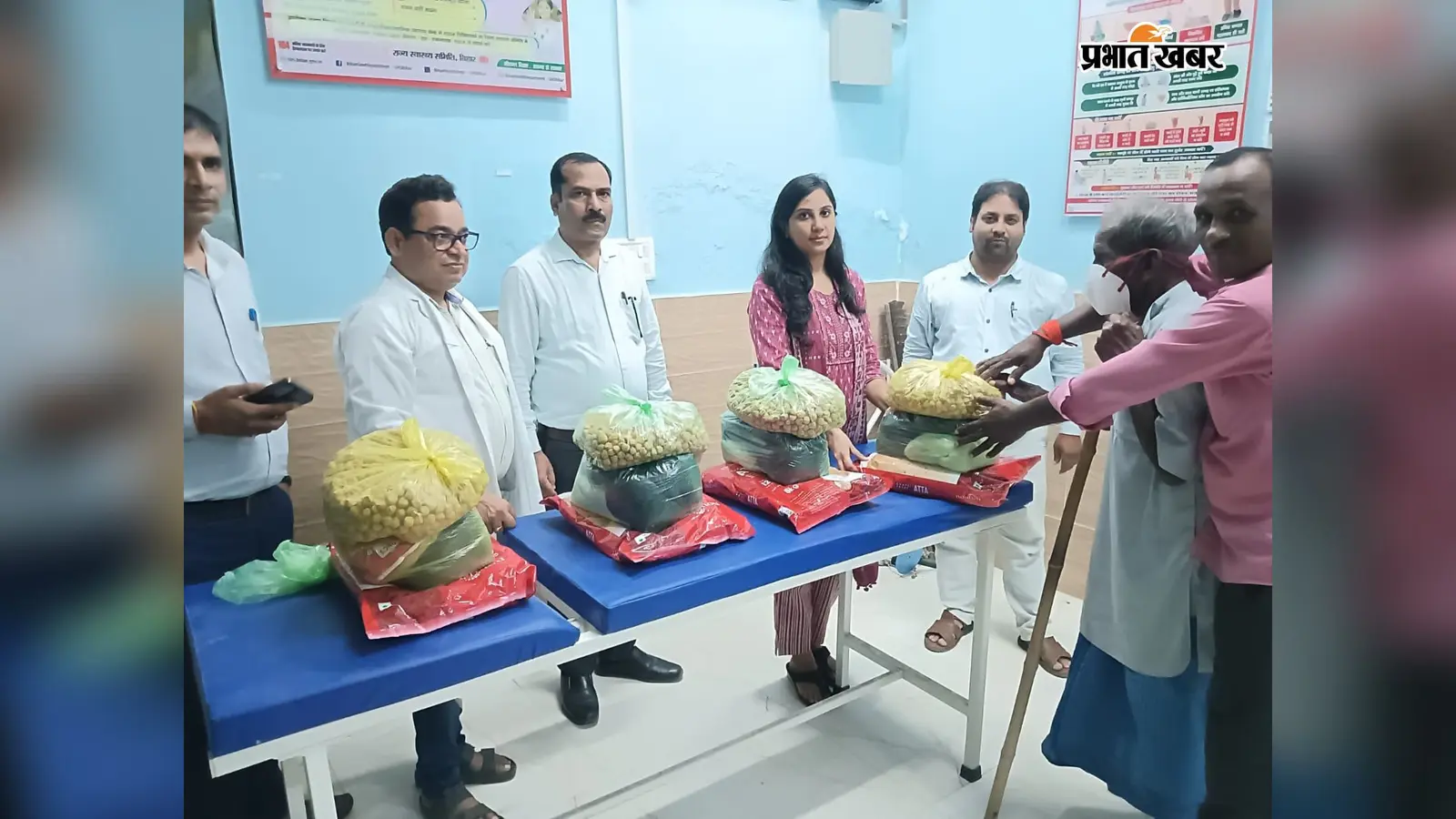 गोपालगंज के फुलवरिया में अधिकारियों ने चार टीबी मरीजों को लिया गोद, निक्षय मित्र बनकर दिया फूड बास्केट