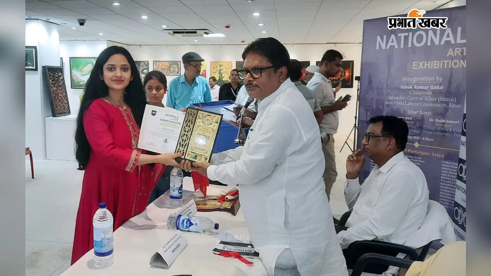 राष्ट्रीय कला प्रदर्शनी में छाईं मिथिला पेंटिंग कलाकार खुशबू चौधरी, बिहार राज्य बाल श्रम आयोग अध्यक्ष ने किया सम्मानित