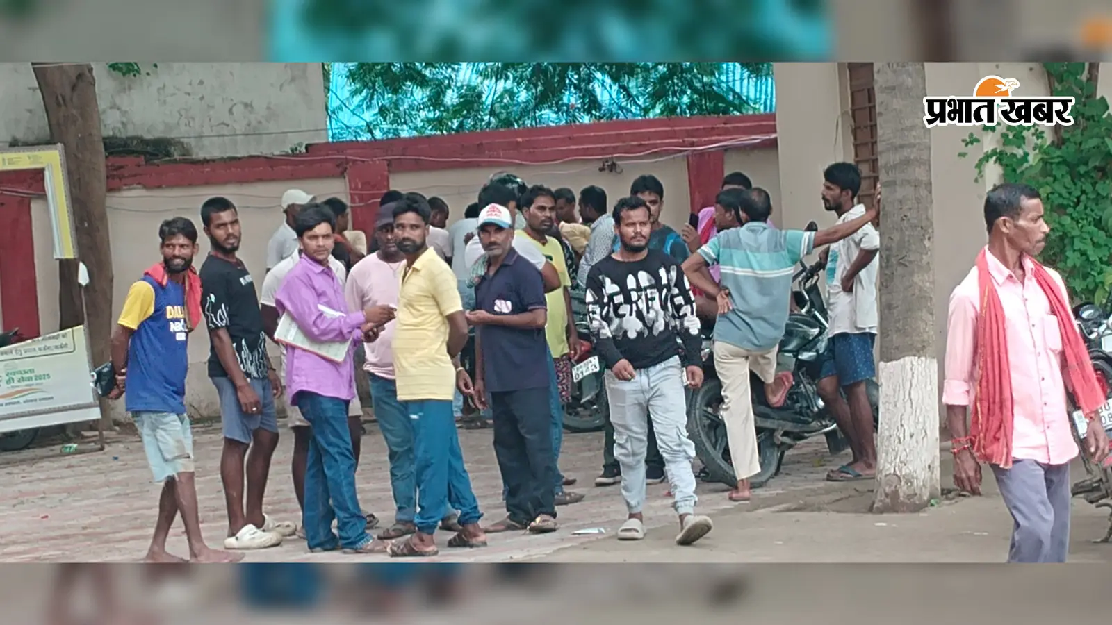 सीतामढ़ी में स्वच्छता कर्मियों की हड़ताल दूसरे दिन भी जारी, शहर की सफाई व्यवस्था प्रभावित