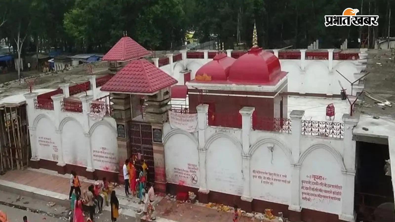 गोपालगंज का थावे दुर्गा मंदिर बिहार के प्रमुख शक्तिपीठों में से एक है। हर दिन बड़ी संख्या में श्रद्धालु माता के दर्शन के लिए पहुंचते हैं। मंदिर का भव्य प्रवेश द्वार और गर्भगृह आस्था का केंद्र हैं।