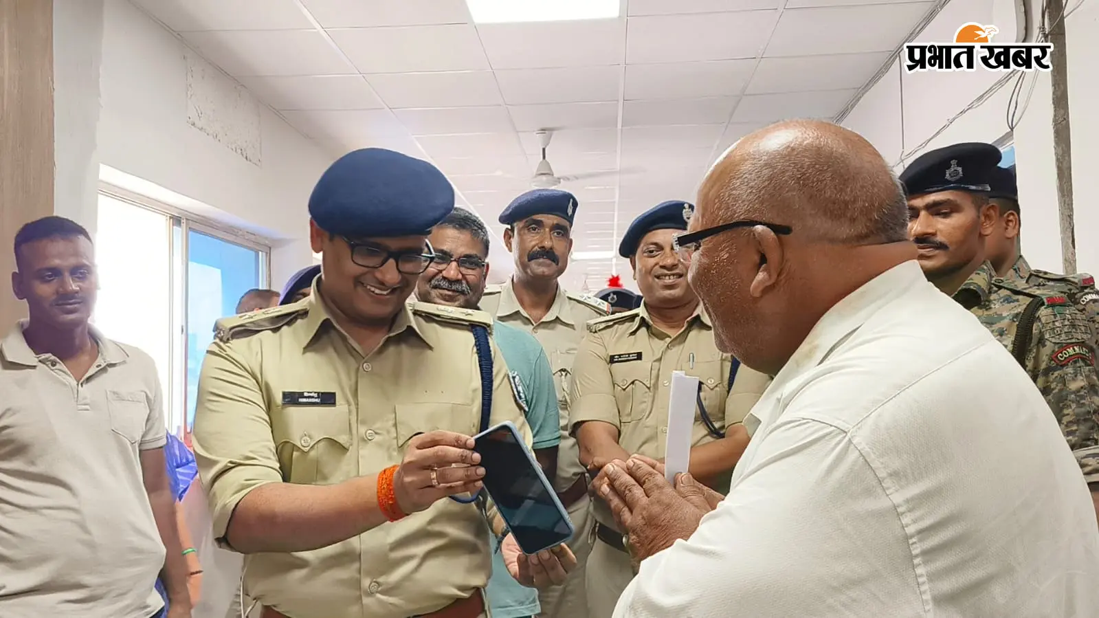 ऑपरेशन मुस्कान: शेखपुरा पुलिस ने 50 लोगों को लौटाए चोरी व खोए हुए 50 मोबाइल, एसपी हिमांशु ने दिए फोन