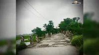 विनोबा पथ की दो जर्जर पुलियों से गुजर रहे भारी वाहन, ग्रामीणों ने जताई बड़े हादसे की आशंका