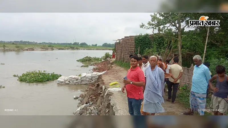 किशनगंज के बहादुरगंज में रतवा नदी का कहर, प्रधानमंत्री ग्राम सड़क बहने से दुर्गापुर बंगामा गांव का संपर्क पूरी तरह बाधित