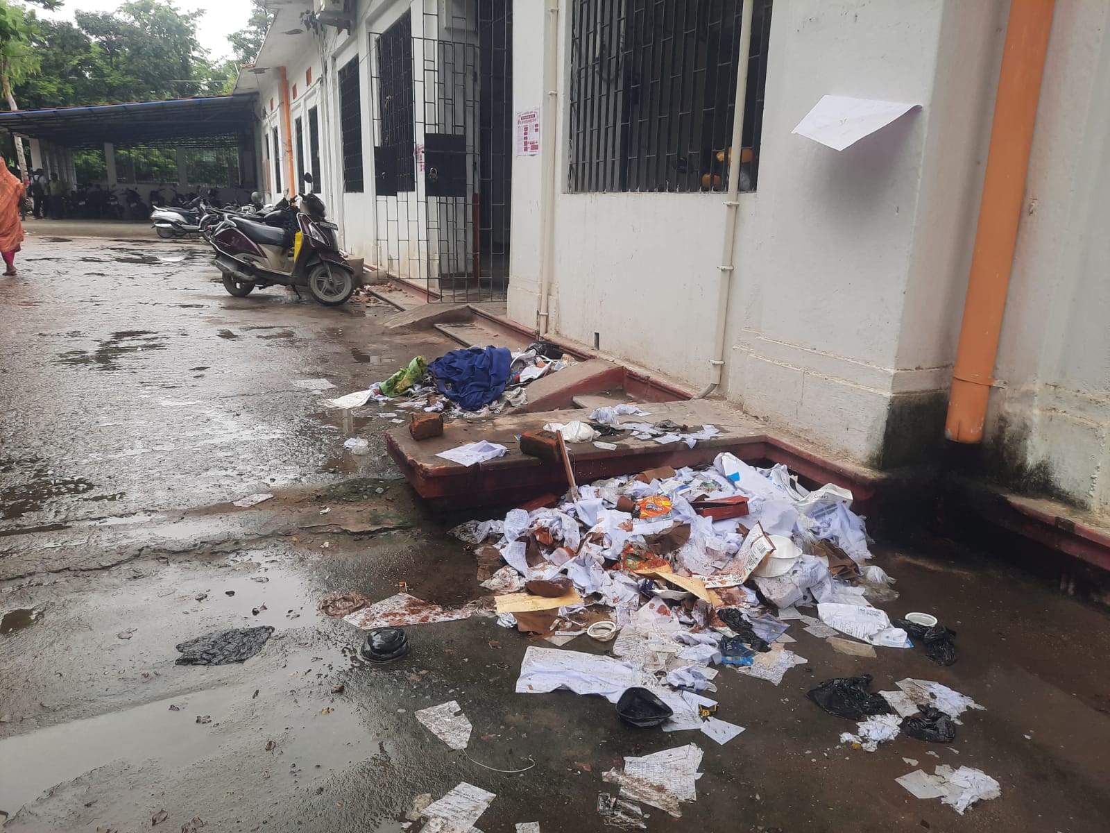 समाहरणालय परिसर: प्रशासनिक कार्यालय के बाहर गंदगी