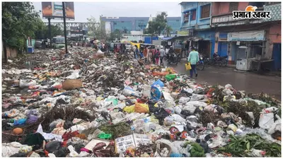 PHOTOS: कचरे के ढेर से बद्तर हुई शहर की स्थिति, निगम कर्मियों की अनिश्चितकालीन हड़ताल जारी