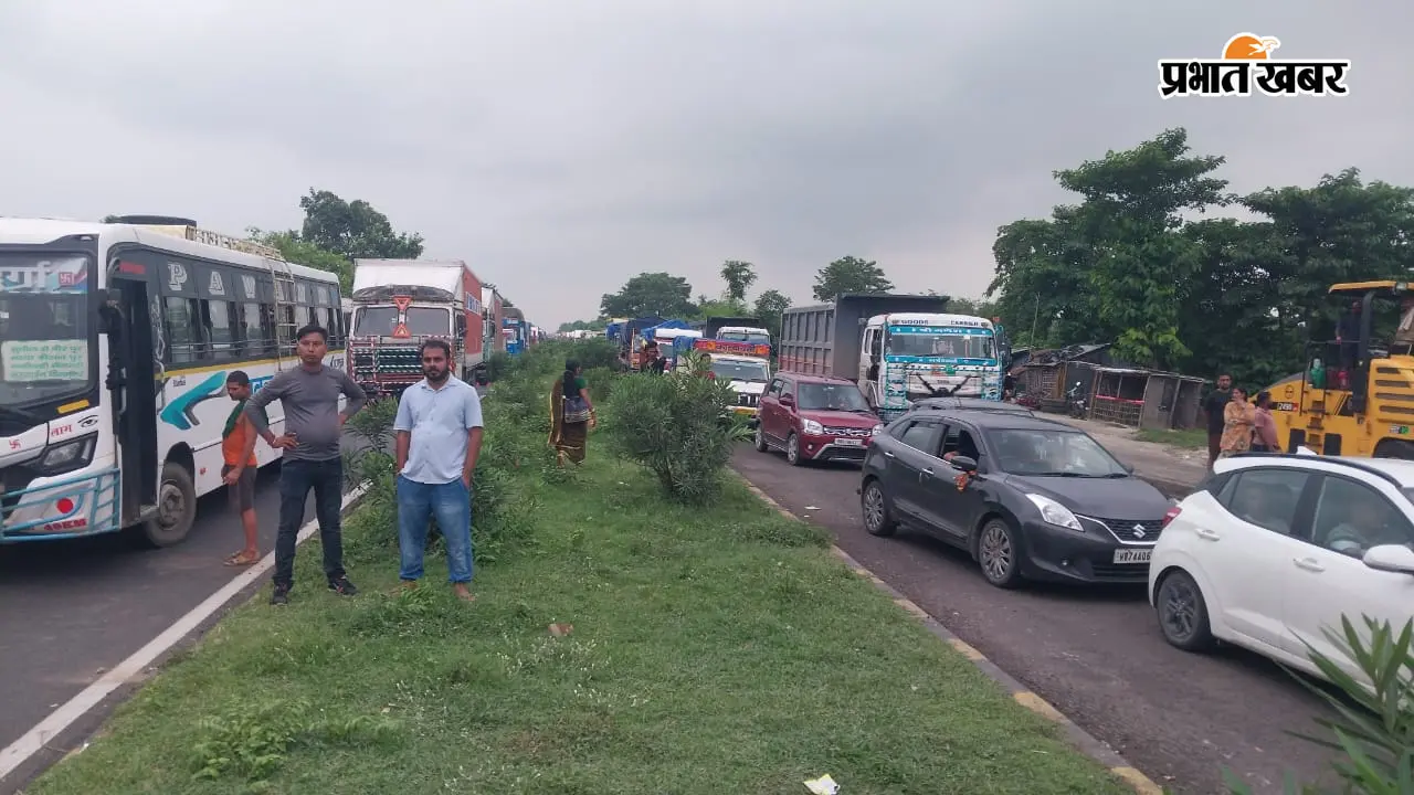सड़क हादसे में घायल किशोर की 10 दिन बाद मौत, एनएच-27 पर साढ़े चार घंटे जाम, मुआवजे की मांग