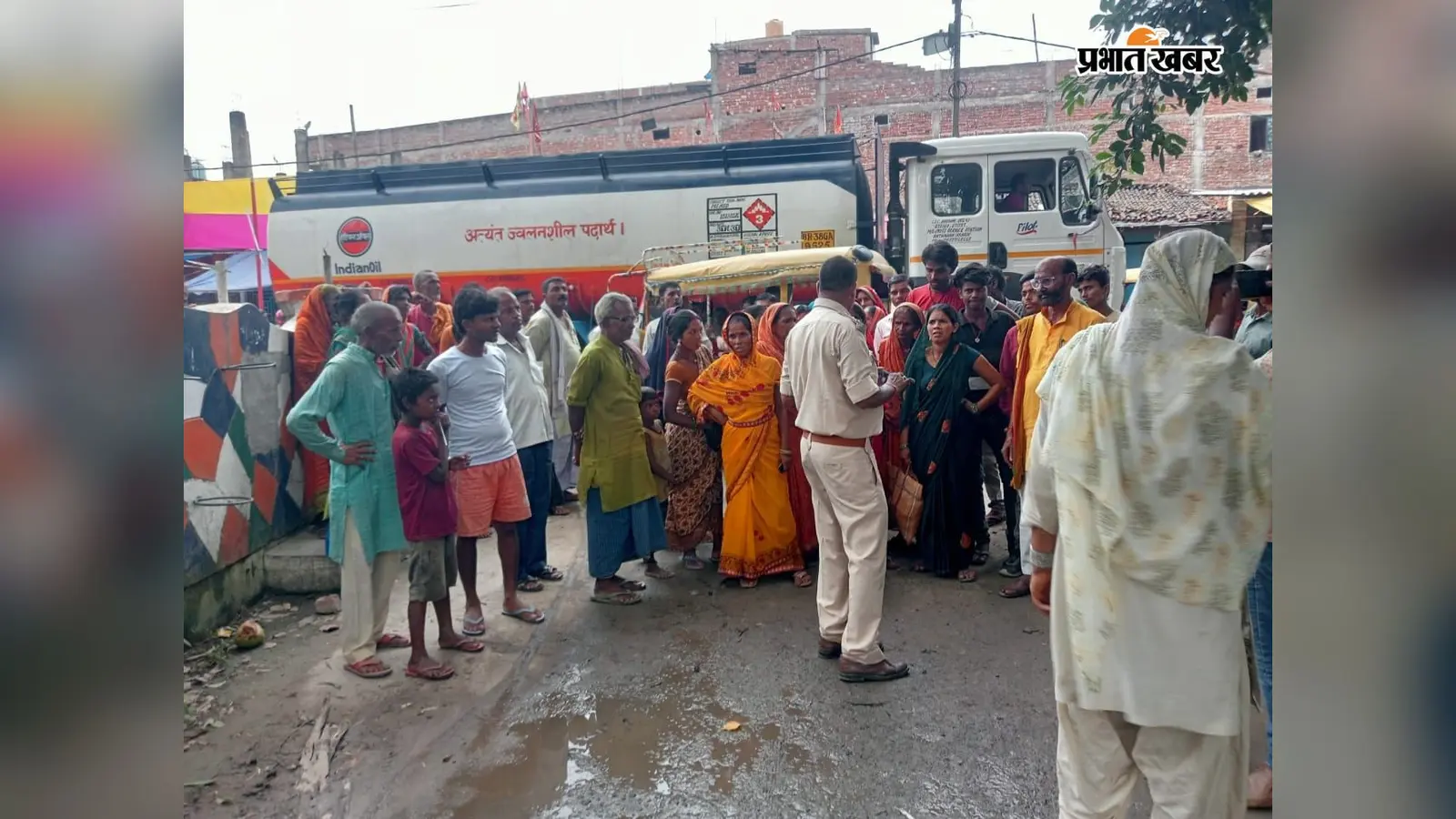 बिजली तार चोरी मामले में युवक की गिरफ्तारी पर थाने के बाहर हंगामा, परिजनों ने लगाया झूठा फंसाने का आरोप