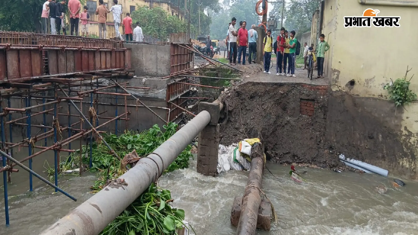 तेज बारिश में बहा झिलिया नदी पुल का डायवर्सन, धनबाद में मैथन मार्ग पर आवाजाही ठप