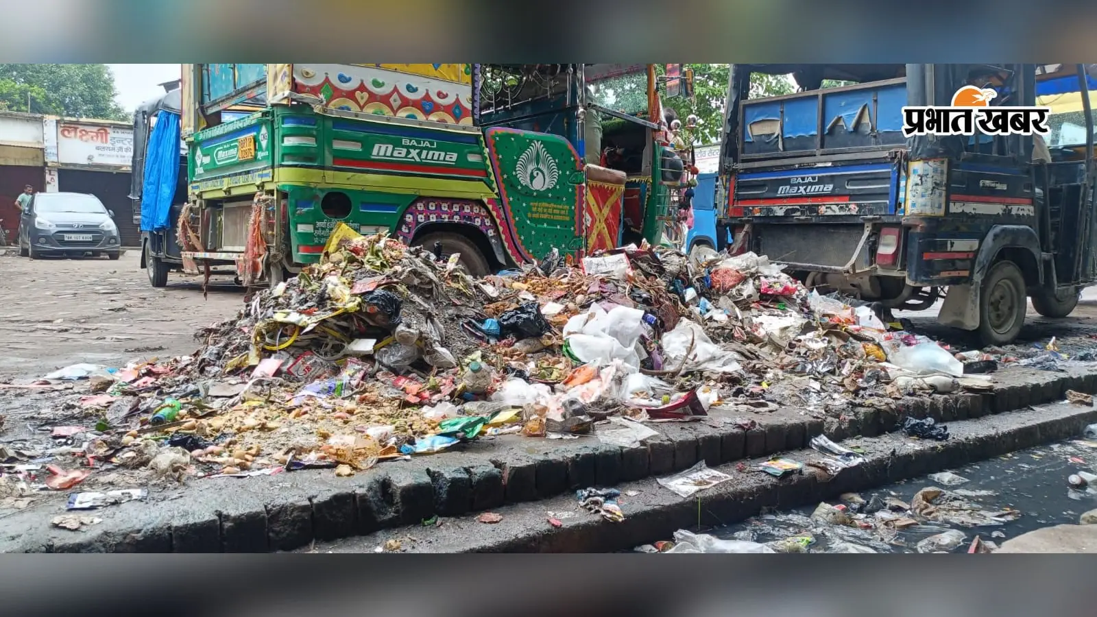 कटिहार में सफाई व्यवस्था ध्वस्त, निगम कर्मचारियों की हड़ताल के दूसरे दिन 214 टन कचरा सड़कों पर जमा
