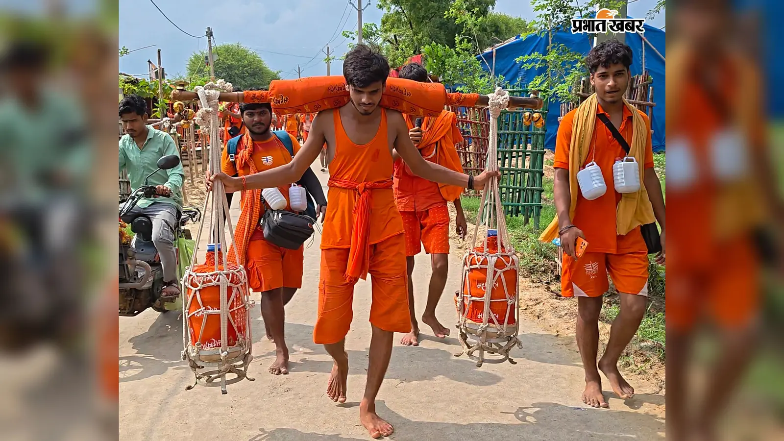 प्रयागराज के शिवभक्त कृष्णा विश्वकर्मा 40 लीटर गंगाजल के साथ पैदल बाबाधाम की ओर, दूसरी बार कर रहे कठिन कांवर यात्रा