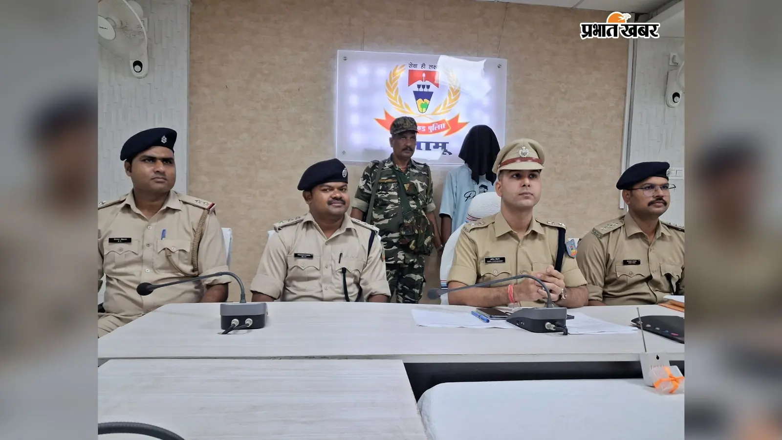 मेदिनीनगर में विशेष अभियान: तीन विभिन्न मामलों में चार आरोपी गिरफ्तार, हथियार और बाइक बरामद