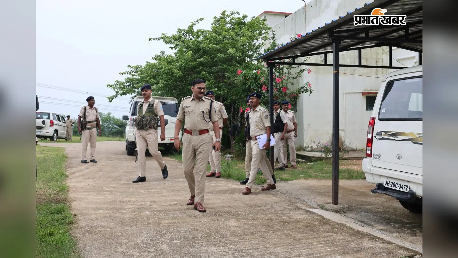 रेंगारिह थाना पहुंचे एसपी, सुरक्षा व्यवस्था और पुलिसिंग का लिया जायजा