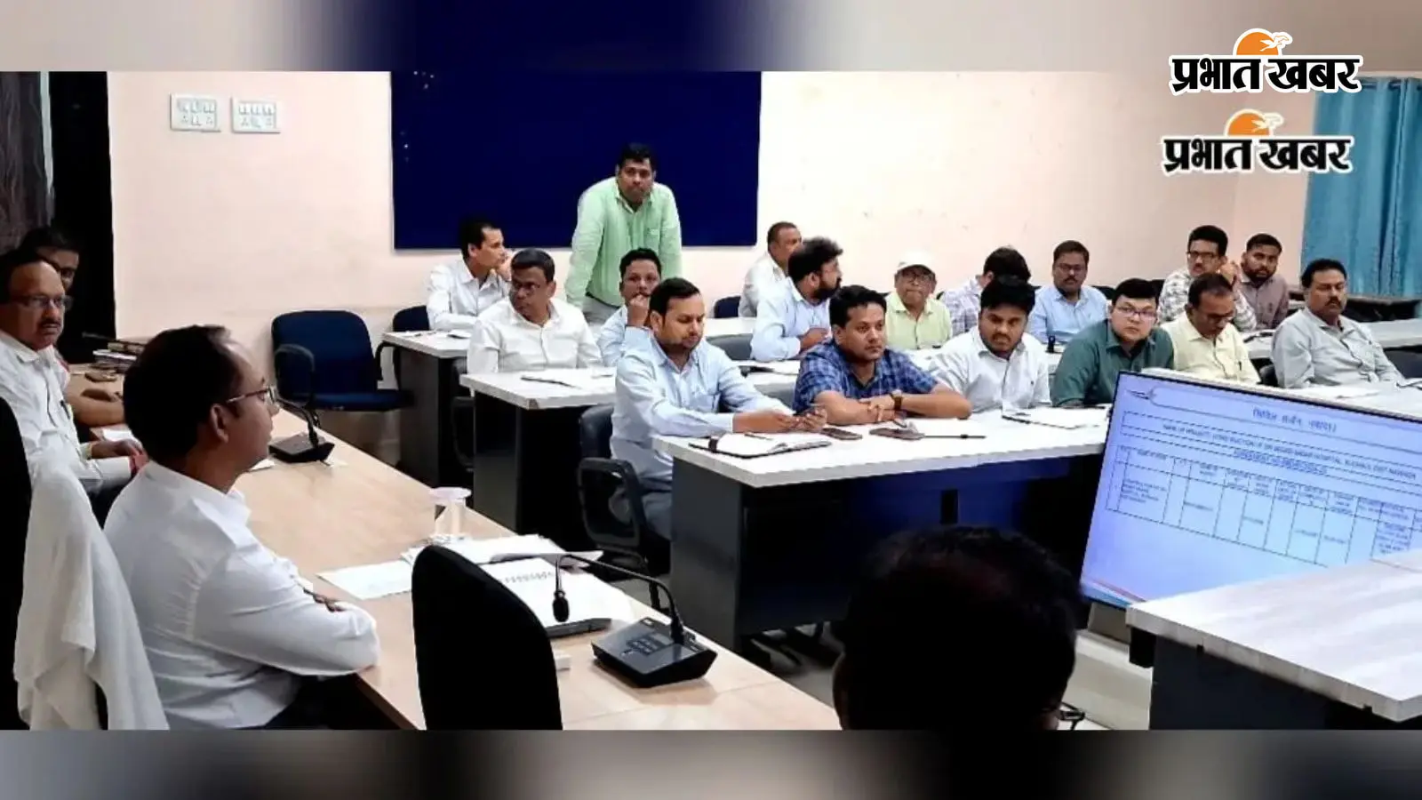 डीएम ने विकास योजनाओं की समीक्षा की, गंगाजल योजना, अस्पताल निर्माण और नल-जल कार्य में तेजी के दिए निर्देश