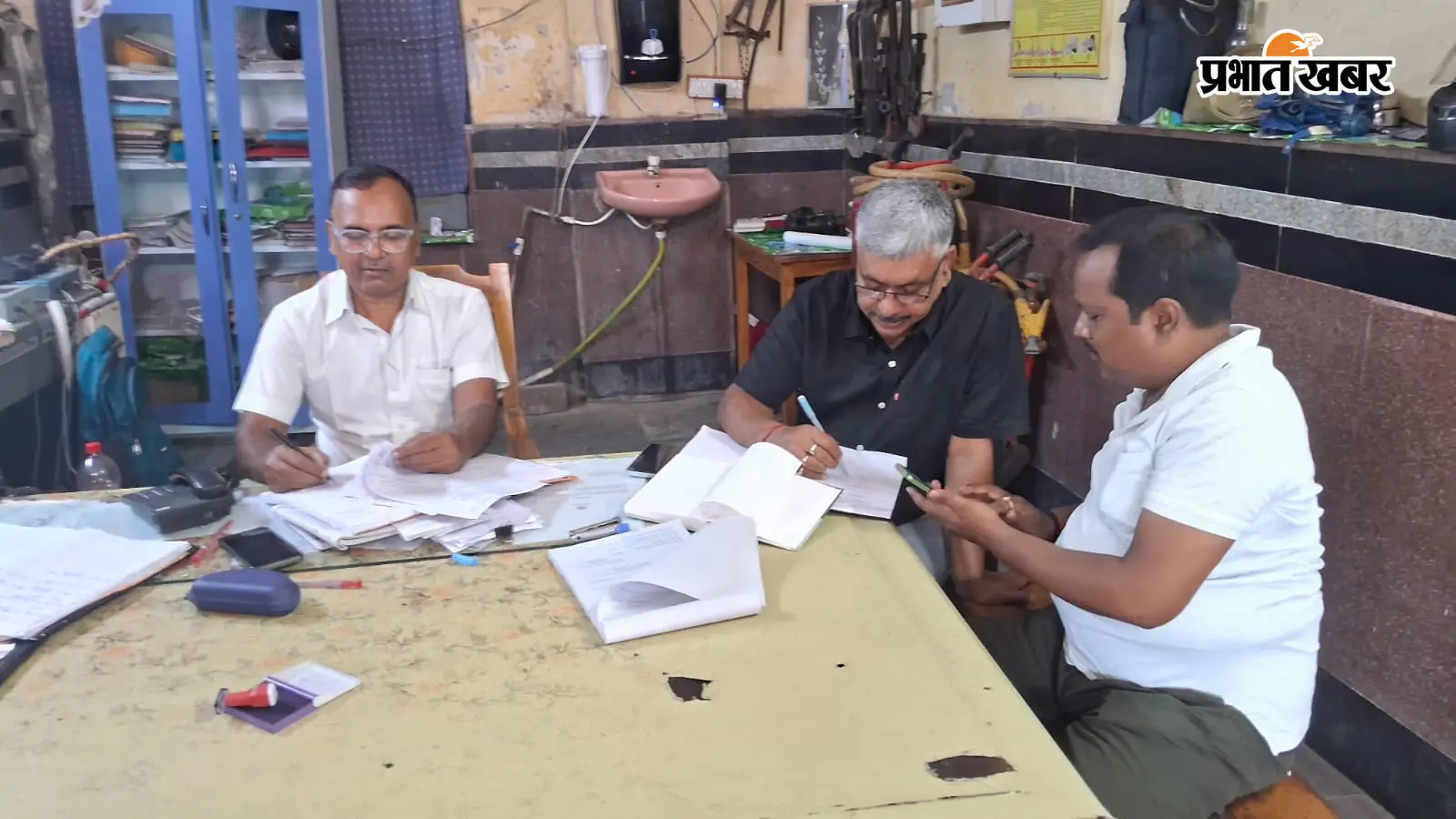 जमालपुर यार्ड से इलेक्ट्रिक इंजन के कॉपर वायर की चोरी, आरपीएफ जांच में जुटी, सुरक्षा व्यवस्था पर उठे सवाल