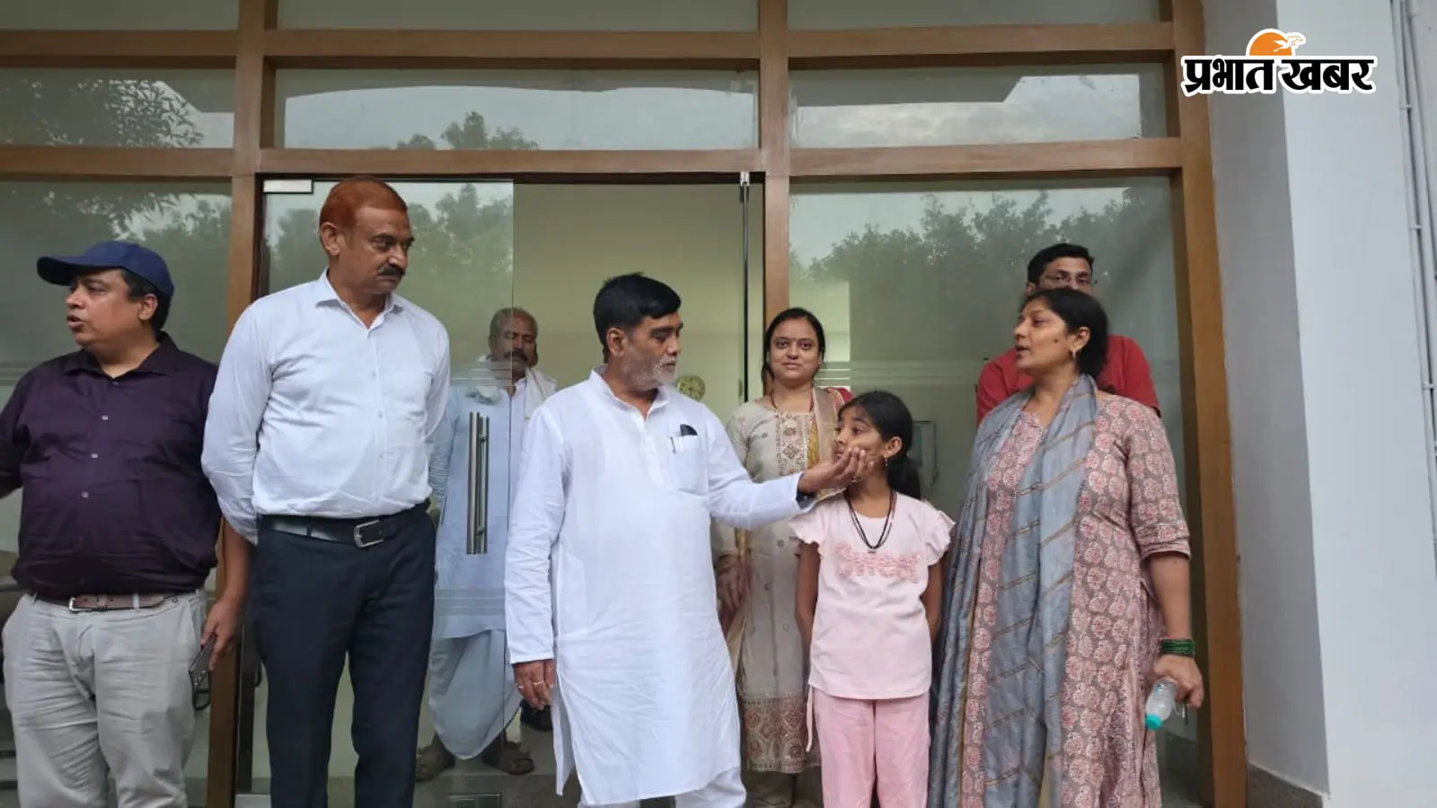 डेहरी ईओ हत्याकांड की उच्चस्तरीय जांच की मांग, मृतक की पत्नी ने मुख्यमंत्री को सौंपा ज्ञापन