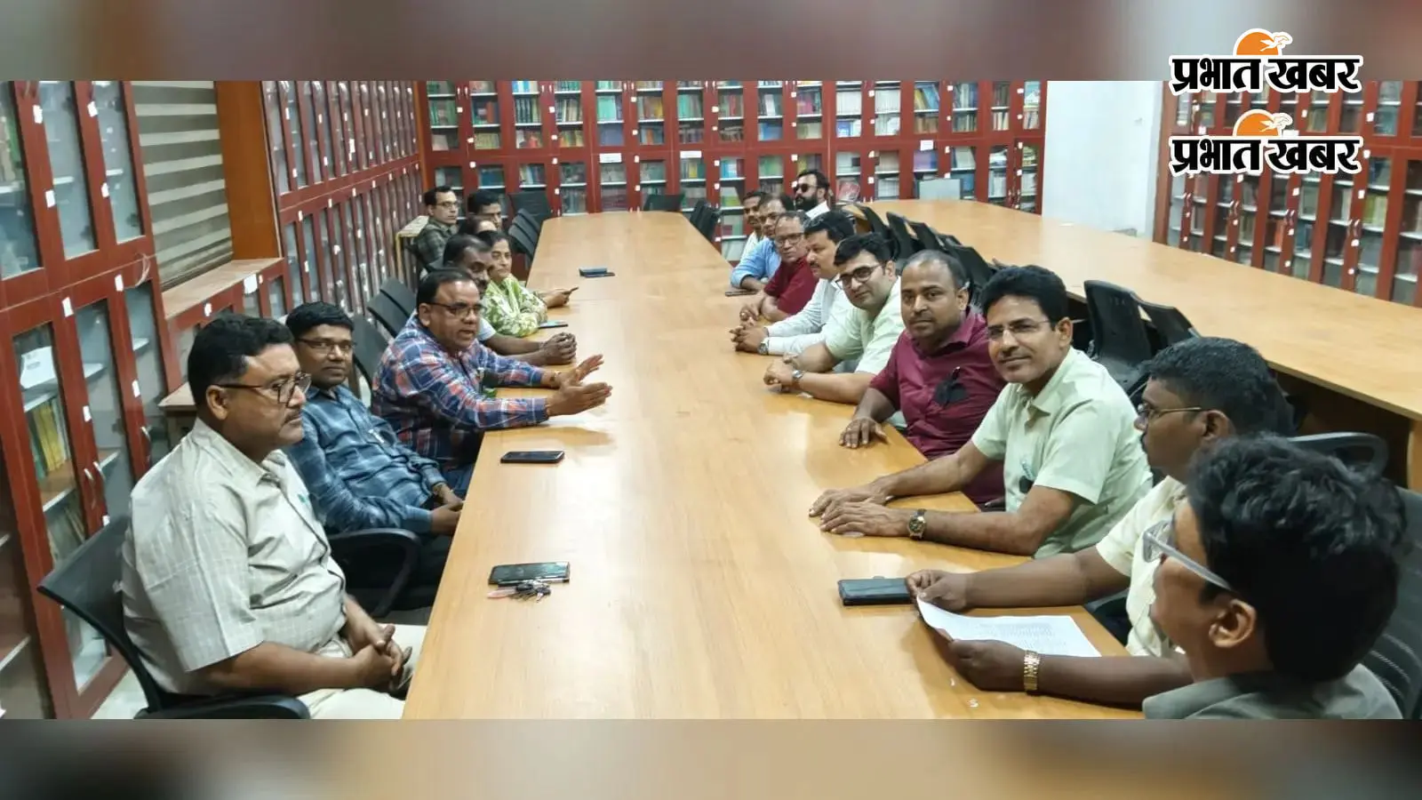 नवादा में स्नातक कॉलेजों के पुनर्गठन के विरोध में शिक्षकों ने बांधी काली पट्टी