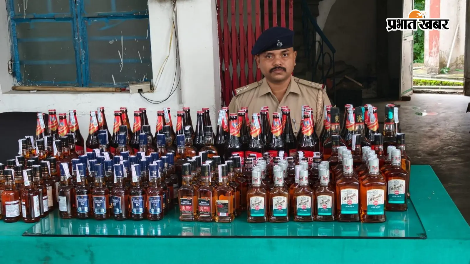 फुटकाडीह के एक होटल में पुलिस की छापेमारी, एक किलो गांजा समेत 147 बोतल अवैध शराब जब्त