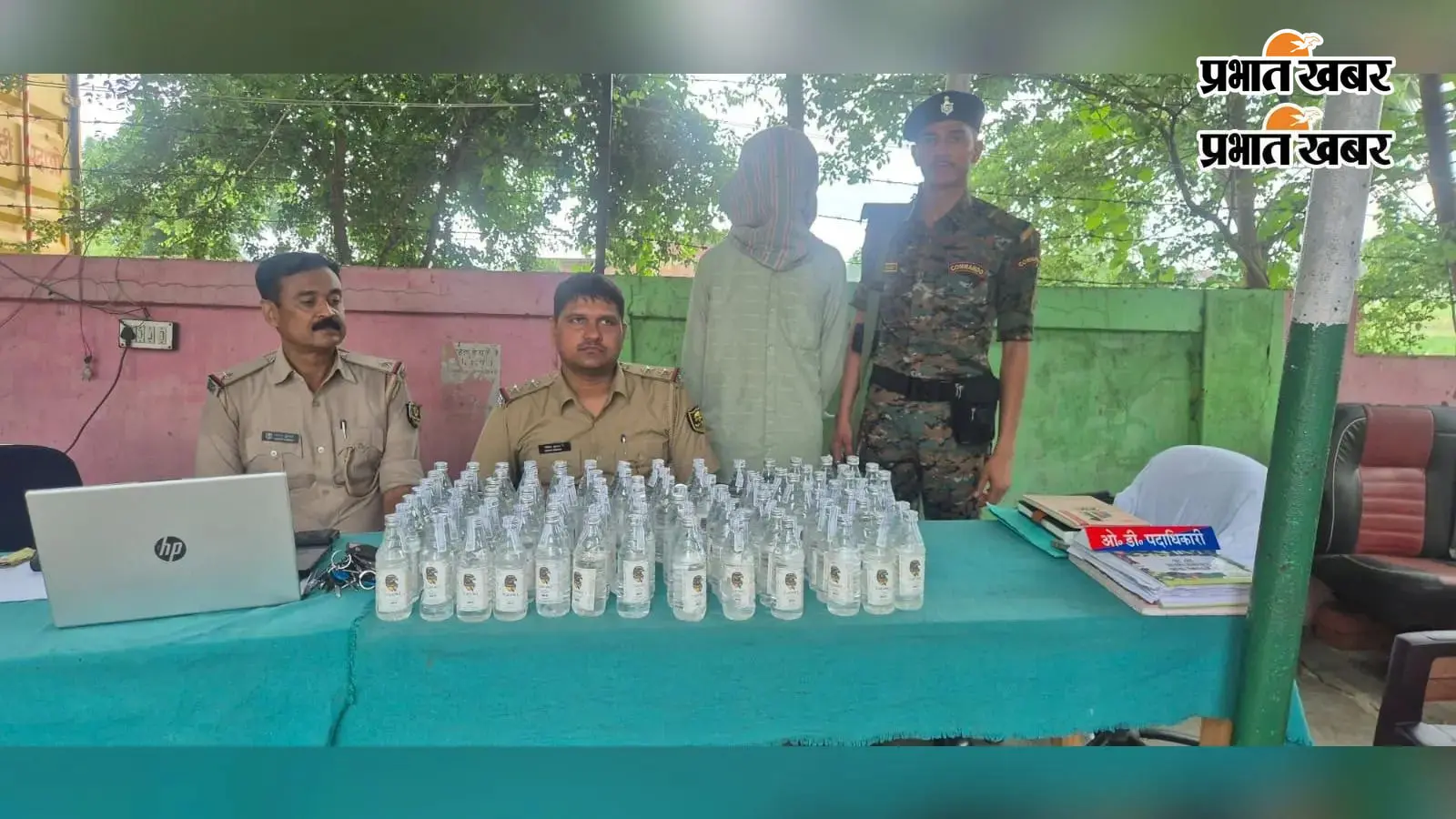 औरंगाबाद में वाहन जांच के दौरान 100 बोतल देशी शराब के साथ तस्कर गिरफ्तार