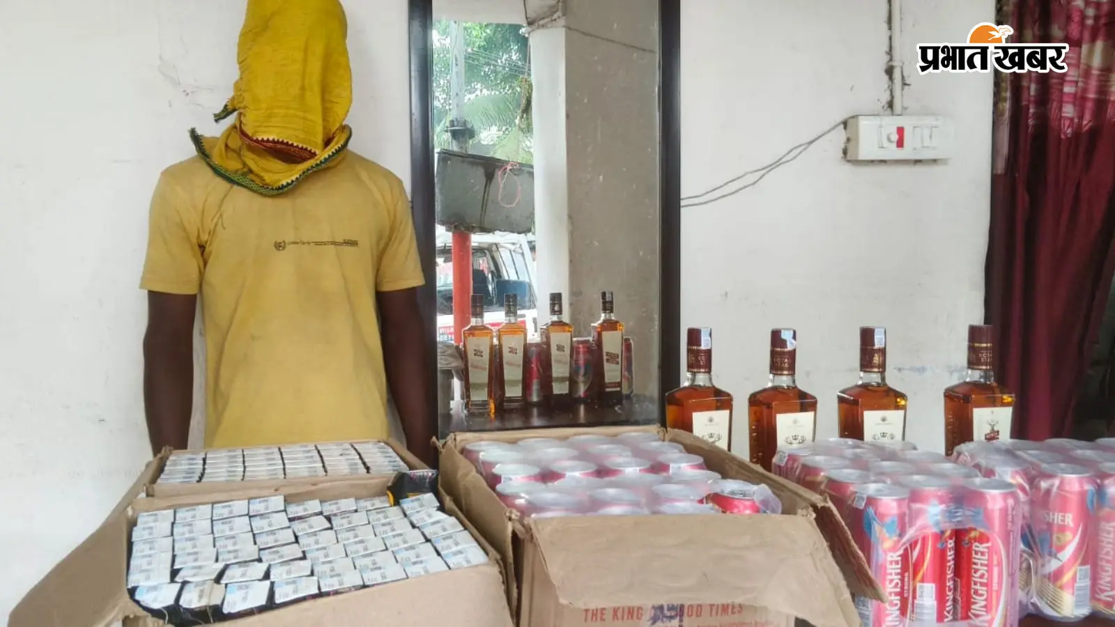मनेर में कस्टमर बनकर पहुंची पुलिस ने शराब विक्रेता को दबोचा, 50 लीटर अंग्रेजी शराब बरामद