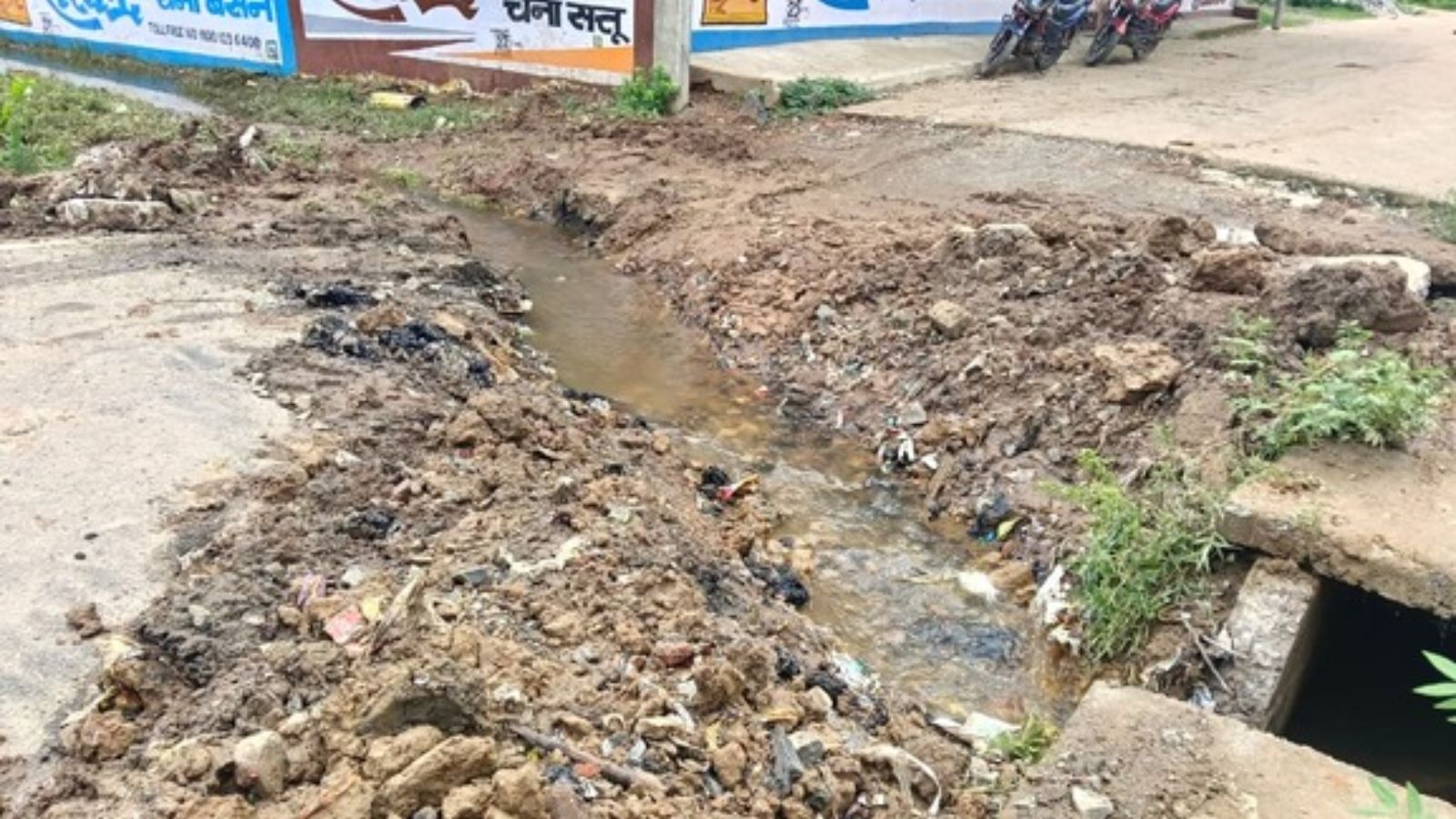चपरासी मुहल्ले में पानी निकासी के लिए काटी गई सड़क