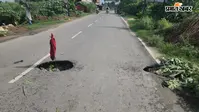 बेतिया-गोपालगंज सड़क पर धंसा पुलिया का अप्रोच, बढ़ा हादसे का खतरा