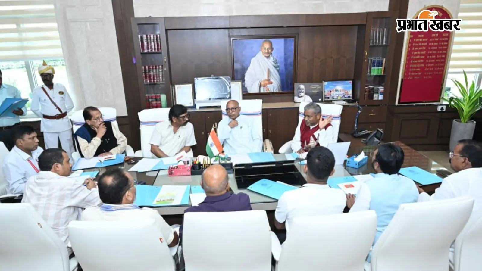 झारखंड विधानसभा का पांच दिवसीय मॉनसून सत्र 6 अगस्त से शुरू होने जा रहा है. सत्र के शांतिपूर्ण और सुचारू संचालन को सुनिश्चित करने के उद्देश्य से विधानसभा अध्यक्ष रबीन्द्र नाथ महतो की अध्यक्षता में सर्वदलीय बैठक आयोजित की गई. वहीं मुख्यमंत्री सत्ता पक्ष की बैठक में हिस्सा लेने के लिए सीएम आवास से एटीआई तक छाता लेकर पैदल ही पहुंचे. उनके साथ मंत्री संजय प्रसाद यादव, चमरा लिंडा और दीपिका पांडेय भी थे.