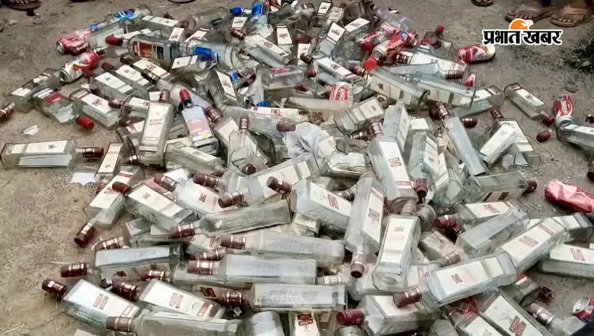 मौके पर बरामद शराब की बोतलें