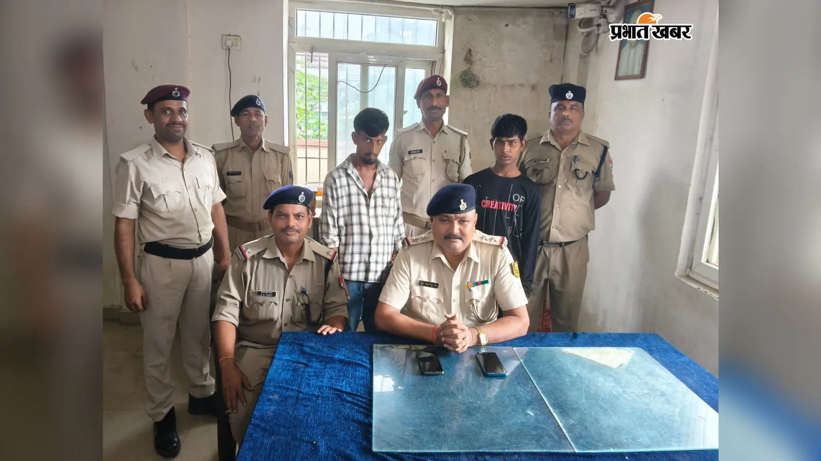 गोरखपुर-पटना एक्सप्रेस में मोबाइल उड़ाकर भाग रहे थे दो युवक, सीवान जंक्शन पर ऐसे दबोचे गए