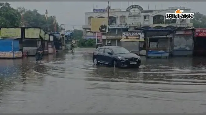 बोकारो में लगातार हो रही बारिश ने नगर निगम के दावों की पोल खोल दी है. कई प्रमुख सड़कें तालाब बन गई हैं, जिससे आम लोगों को भारी परेशानी हो रही है. नागरिक नाले की सफाई और जल निकासी के स्थायी समाधान की मांग कर रहे हैं.