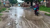 गोपालगंज की इस 13 किमी सड़क पर 73 जगह जलजमाव, थावे जाने वाले श्रद्धालु और ग्रामीण रोज झेल रहे परेशानी