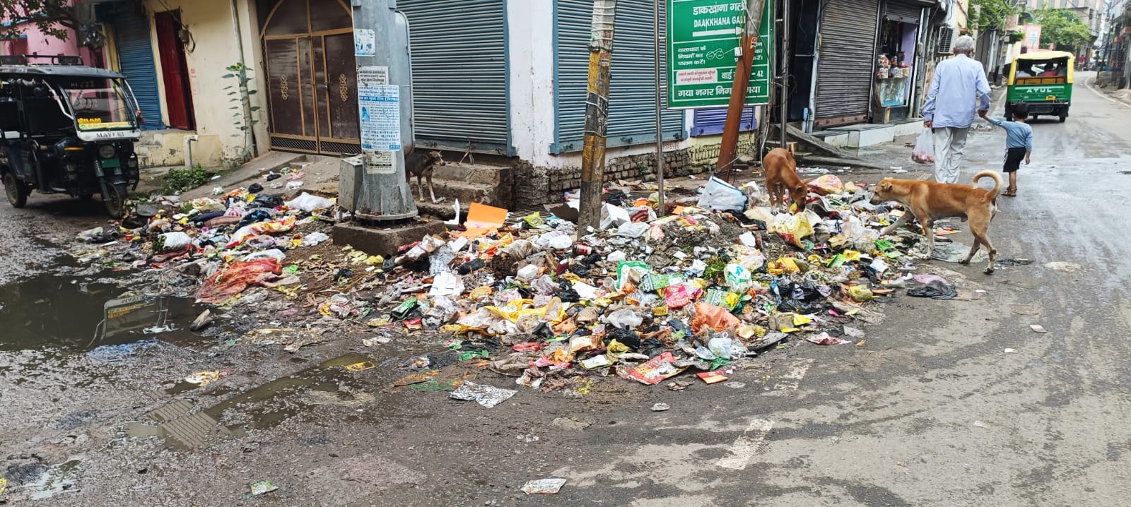 अशोक अतिथि निवास के बाहर फैला कचरा