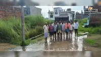 बेतिया के द्वारिकापुरी मोहल्ले में जलजमाव के विरोध में लोगों का प्रदर्शन, स्थायी समाधान की मांग