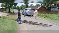 निजी काम के लिए सरकारी सड़क काटने का आरोप, ग्रामीणों के विरोध के बाद प्रशासन ने शुरू की जांच