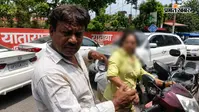 लखनऊ की सड़क पर दिखा लड़की का रौद्र रूप, मनचले को चप्पलों से पीटने का VIDEO वायरल