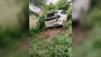 गया : डुमरिया में हाइवा से टक्कर के बाद खेत में जा गिरी कार, सड़क की बदहाली से बढ़ा हादसों का खतरा