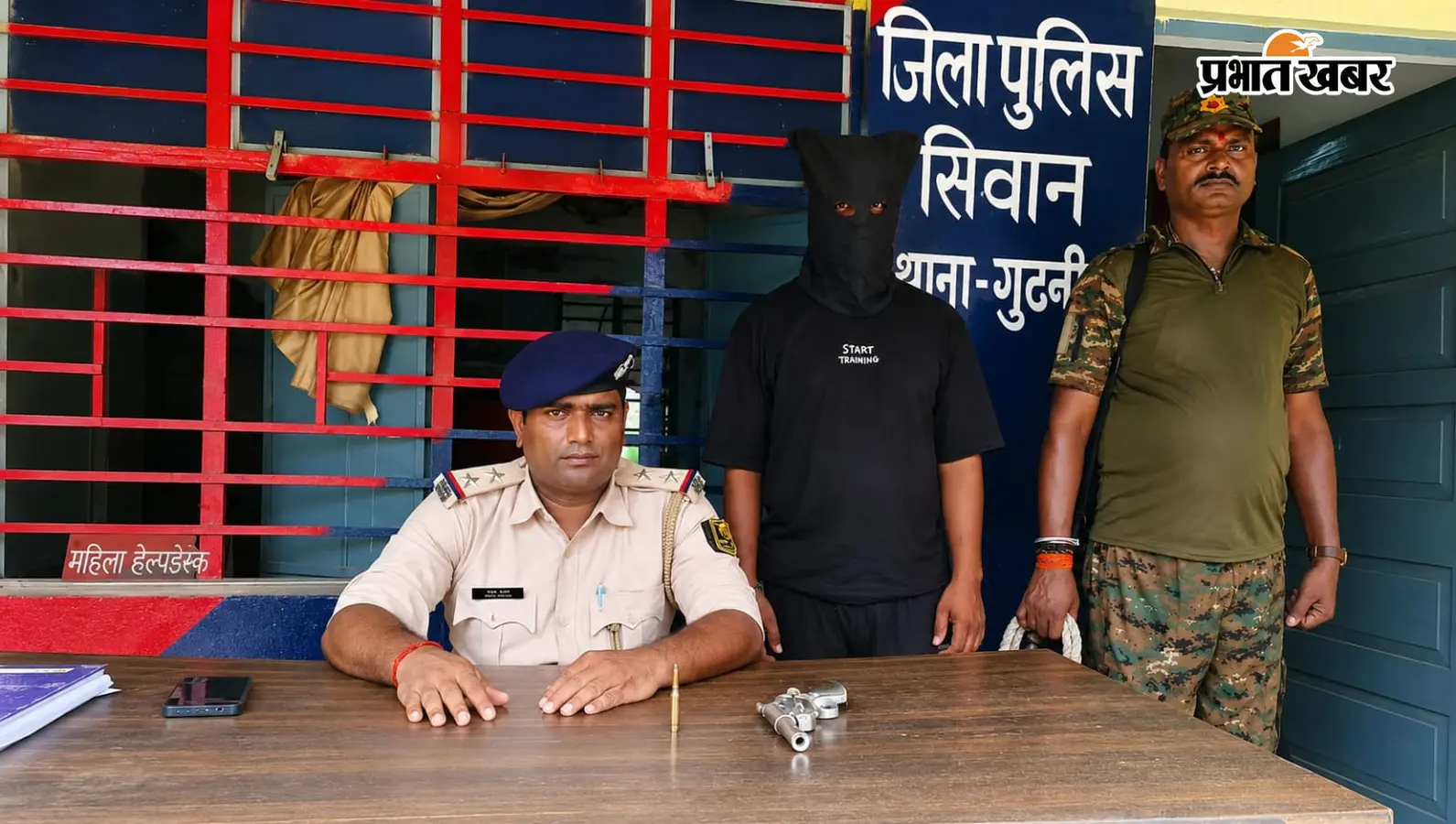 सीवान में पुलिस की कार्रवाई, कट्टा, कारतूस और चोरी की बाइक के साथ युवक गिरफ्तार