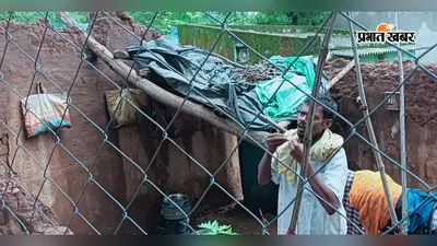 छत नहीं, सिर्फ प्लास्टिक का सहारा... 80 साल की विकलांग मां और बेटा मुश्किलों में गुजार रहे जिंदगी