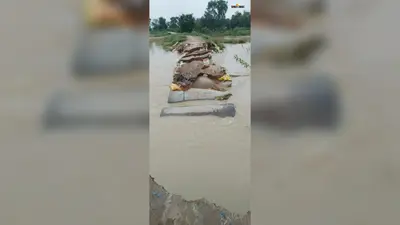 पानी के तेज बहाव में बहा नप का डायवर्सन, बाजार का एकमात्र रास्ता टूटा, स्कूली बच्चों समेत ग्रामीणों की बढ़ी परेशानी