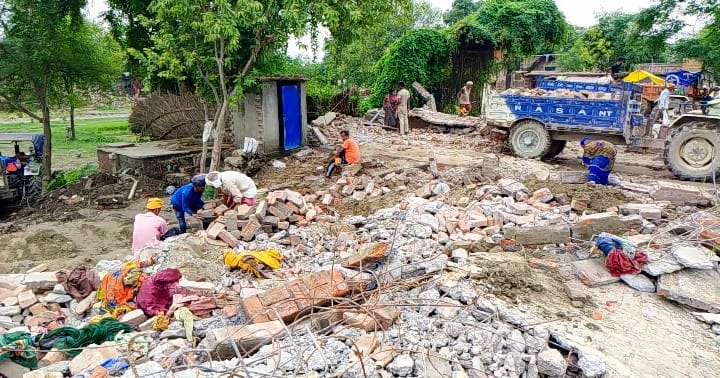 अपने हाथों से अपने घरौंदे को उजाड़ते कटान पीड़ित