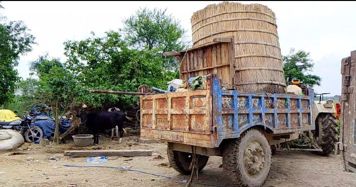 अपने घरौंदे को उजाड़ने के बाद ट्राली से सामान ढोते हुए