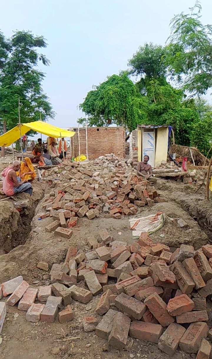 अपने हाथों से अपना मकान तोड़ते लोग